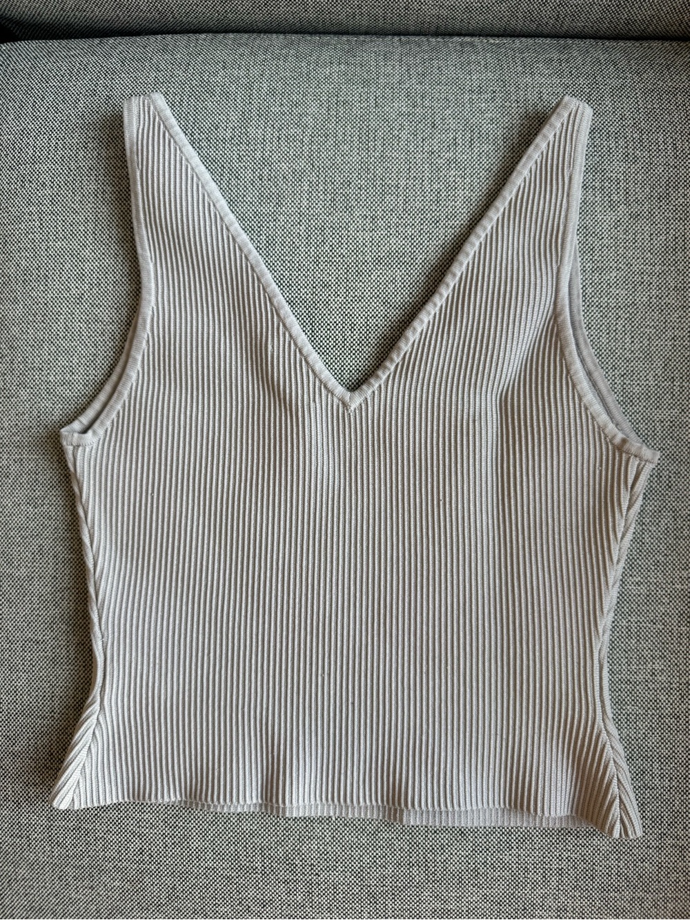 Aritzia Babaton V neck Contour Top - Picture 3 of 4